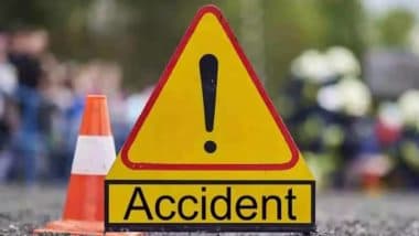 Mumbai Rains Lead to Accident: Car Crashes Onto Divider on Western Express Highway As Visibility Drops Amid Heavy Rainfall (Watch Video)